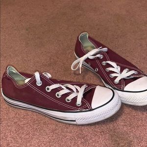 women’s/ men’s maroon converse